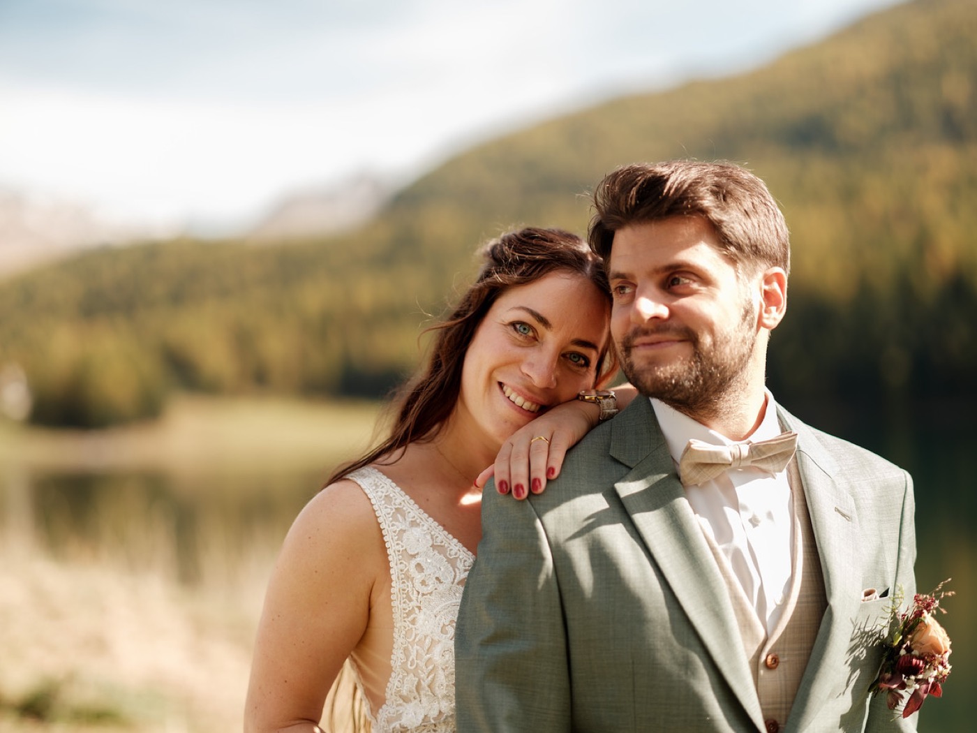 Braut blickt direkt in die Kamera, ausdrucksstarke Pose fürs Hochzeitsshooting, Hochzeitsfotograf Graubünden